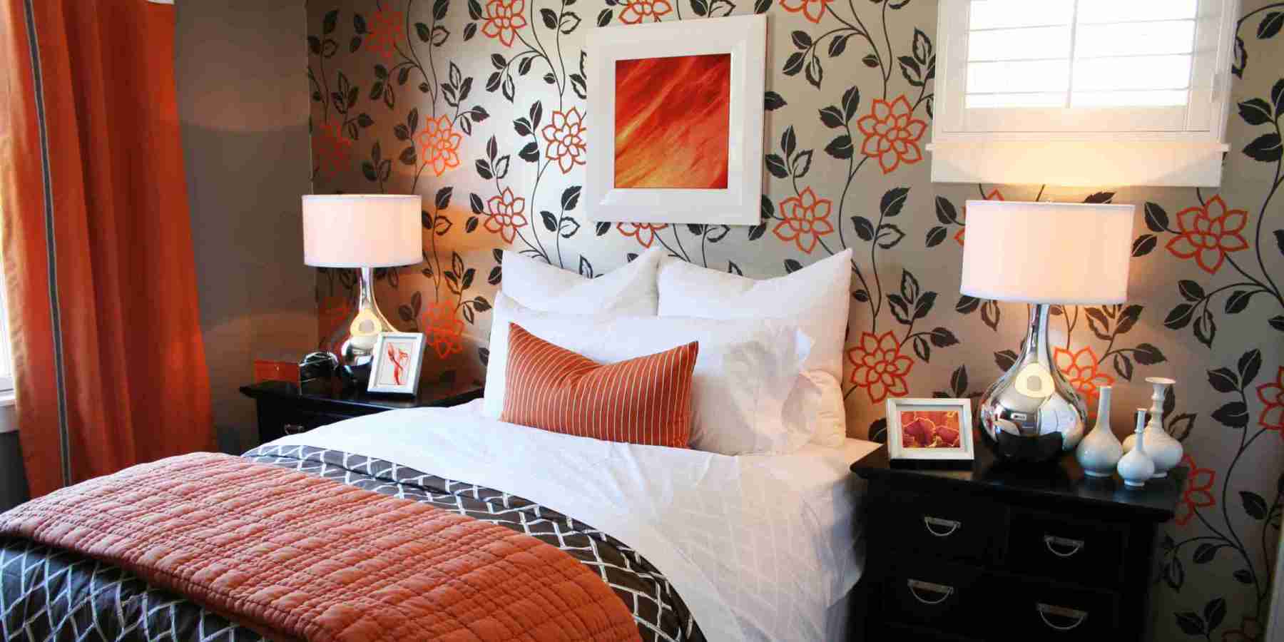 bedroom-with-wallpaper-wall-sz
